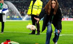 على طريقة نادي زاخو العراقي، جماهير ريال بيتيس الإسباني تجمع دمى للأطفال المحتاجين على أرض الملعب